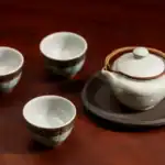 Servierweise und Trinkgefäße von Sake
